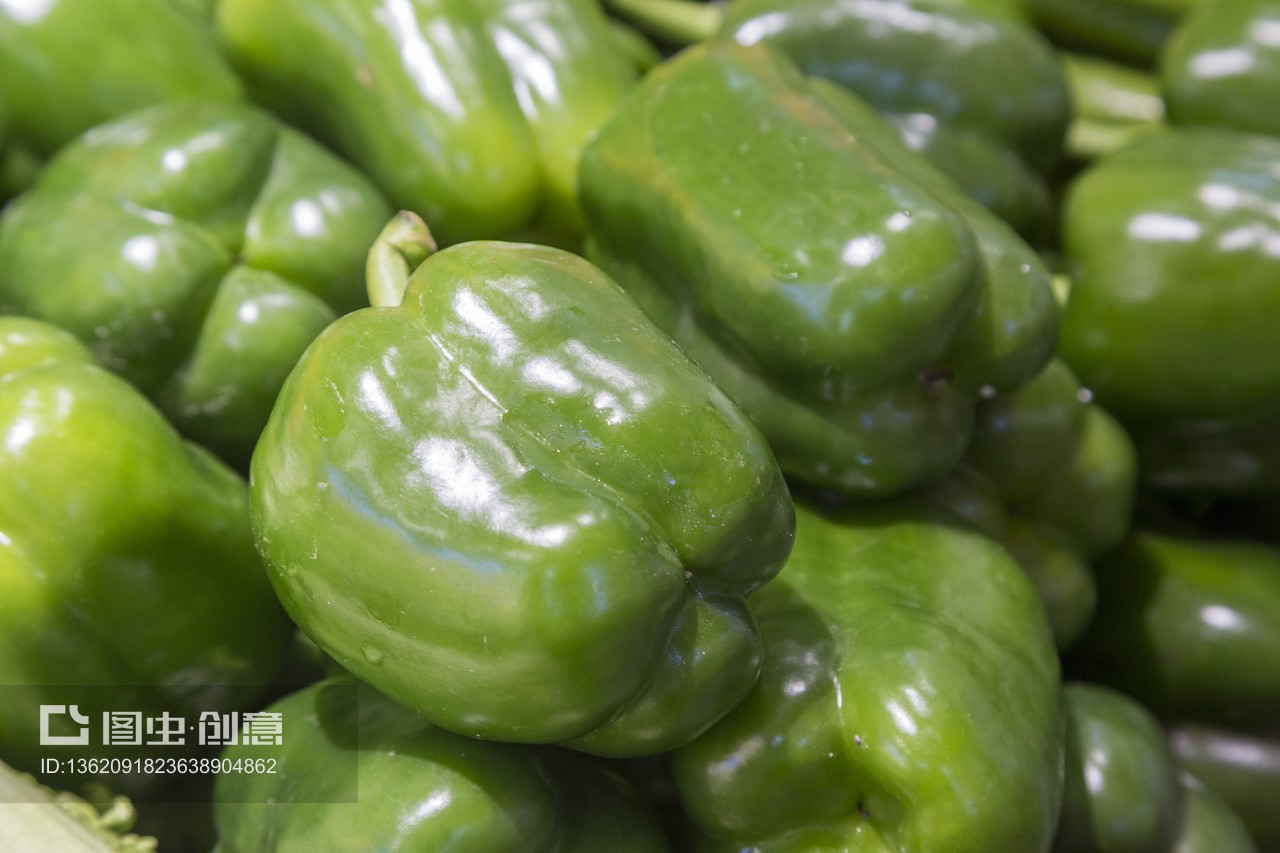 菜市场的风景线 摆放整齐的食材与新鲜蔬菜零售